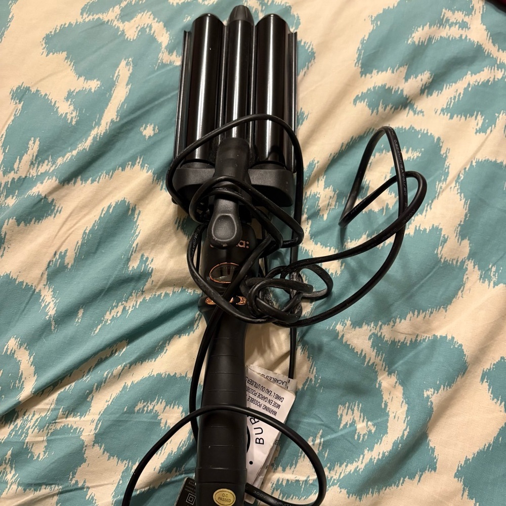 amika Triple Barrel Waver in Black